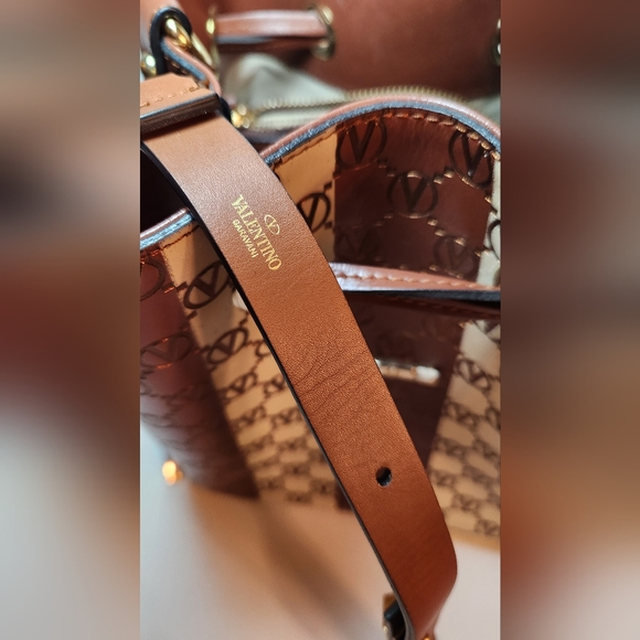NWT! Valentino by Mario Valentino monogram leather bucket bag - Picture 4 of 9